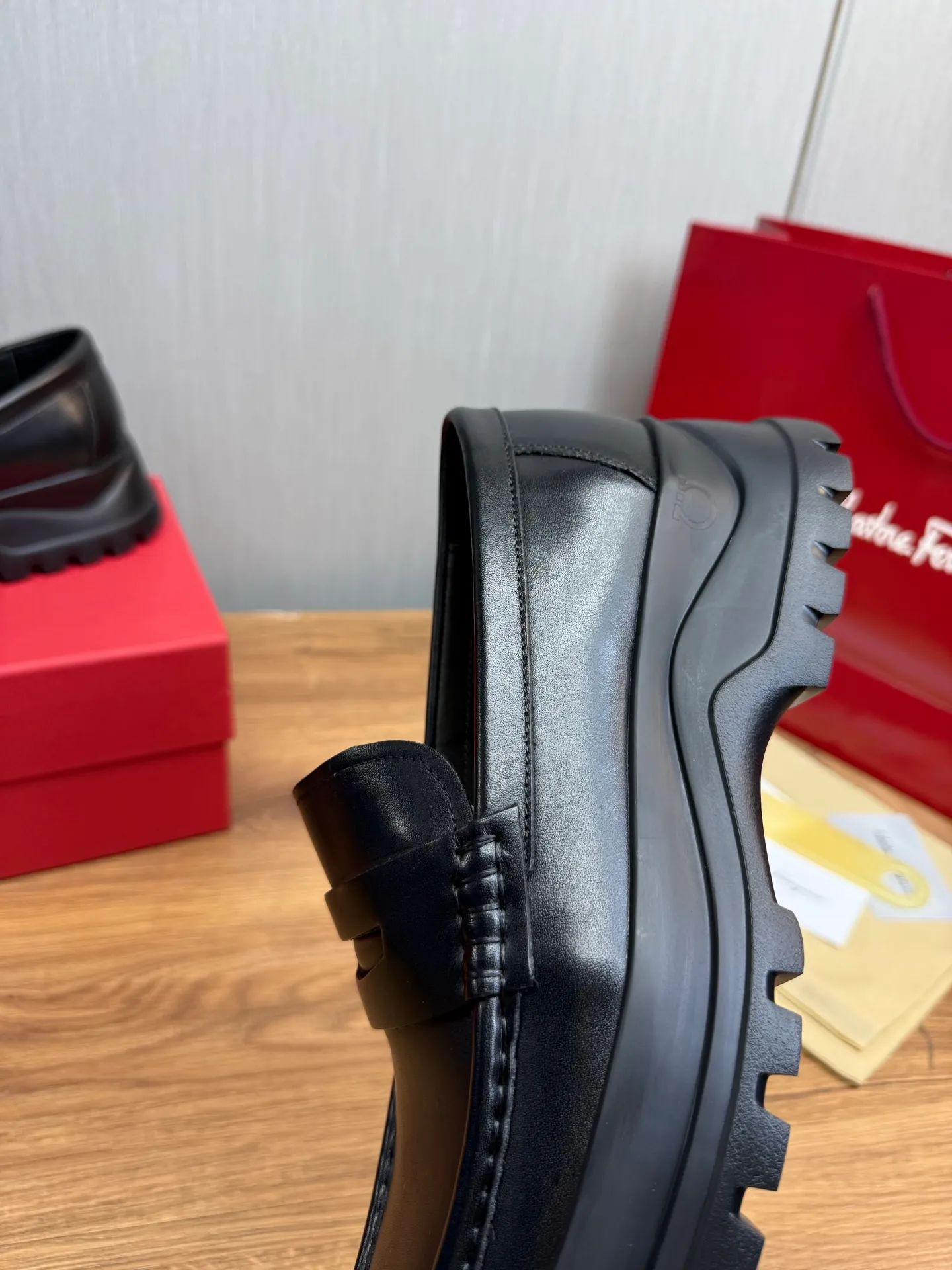 Men's shoes 💰880💰 Ferragamo. [Ferragamo] Men's Loaf leather shoes, the latest hot style, 1:1 original purchase quality, top quality, imported open-edge beaded cowhide leather on the upper, hand-made three-dimensional stitching highlights the round toe design, the inner feet are made of imported cowhide, with original wear-resistant rubber outsole, matching code 39-44, (38, 45 custom-made, non-refundable)